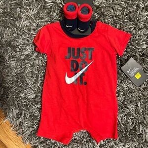 Nike unisex baby 2 piece set size 0-6 month